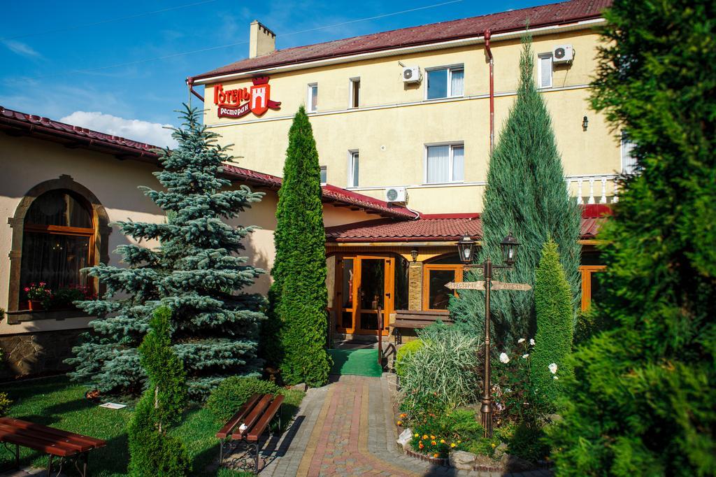 Stanislavskiy Dvir Hotel Ivano-Frankivsk Exterior photo